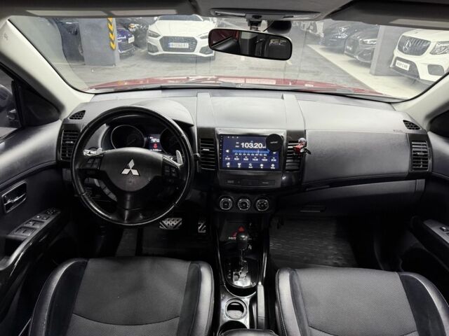 Красный Мицубиси Аутлендер, объемом двигателя 3 л и пробегом 210 тыс. км за 9500 $, фото 6 на Automoto.ua