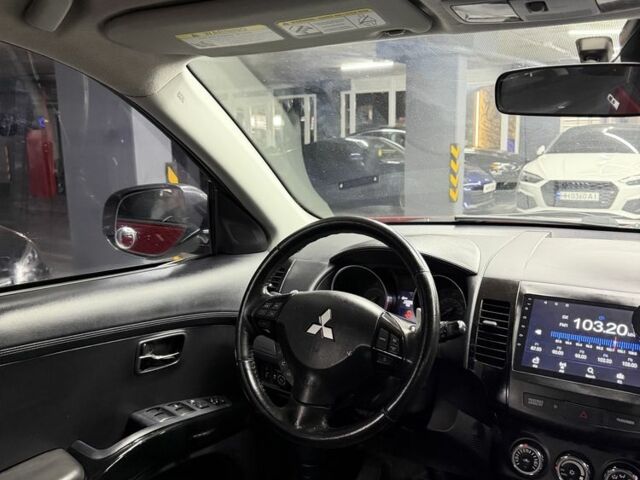 Красный Мицубиси Аутлендер, объемом двигателя 3 л и пробегом 210 тыс. км за 9500 $, фото 7 на Automoto.ua