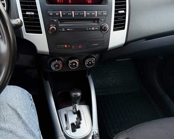 Красный Мицубиси Аутлендер, объемом двигателя 2.36 л и пробегом 134 тыс. км за 10600 $, фото 16 на Automoto.ua