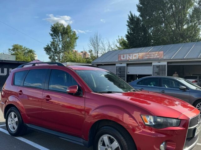 Красный Мицубиси Аутлендер, объемом двигателя 2 л и пробегом 269 тыс. км за 8700 $, фото 2 на Automoto.ua