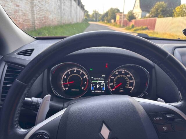 Красный Мицубиси Аутлендер, объемом двигателя 2 л и пробегом 200 тыс. км за 9100 $, фото 2 на Automoto.ua