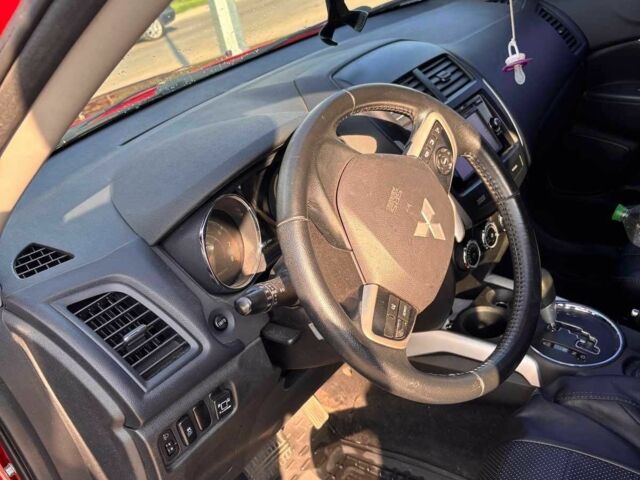 Красный Мицубиси Аутлендер, объемом двигателя 2 л и пробегом 200 тыс. км за 9100 $, фото 3 на Automoto.ua