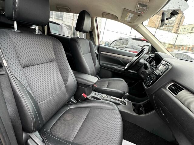 Красный Мицубиси Аутлендер, объемом двигателя 2.4 л и пробегом 213 тыс. км за 11900 $, фото 9 на Automoto.ua