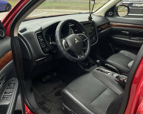 Червоний Міцубісі Аутлендер, об'ємом двигуна 2.36 л та пробігом 149 тис. км за 12500 $, фото 6 на Automoto.ua