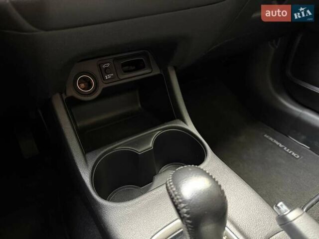 Красный Мицубиси Аутлендер, объемом двигателя 3 л и пробегом 167 тыс. км за 16990 $, фото 27 на Automoto.ua