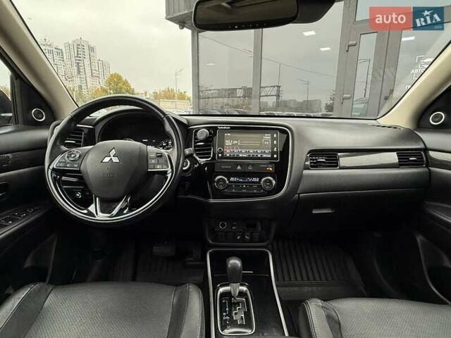 Міцубісі Аутлендер 2016 у Києві на Automoto.ua Червоний Міцубісі Аутлендер, об'ємом двигуна 2.36 л та пробігом 130 тис. км за 17490 $, фото 16 на Automoto.ua