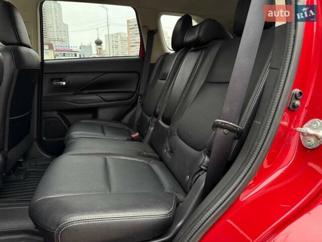 Міцубісі Аутлендер 2016 у Києві на Automoto.ua Червоний Міцубісі Аутлендер, об'ємом двигуна 2.36 л та пробігом 130 тис. км за 17490 $, фото 12 на Automoto.ua