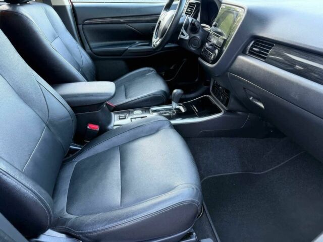 Красный Мицубиси Аутлендер, объемом двигателя 3 л и пробегом 57 тыс. км за 13200 $, фото 8 на Automoto.ua