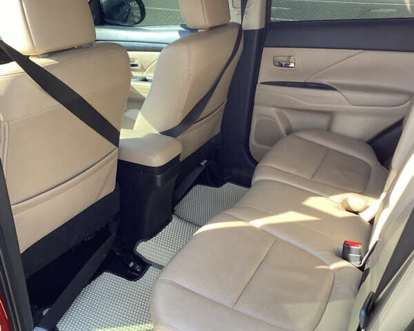 Красный Мицубиси Аутлендер, объемом двигателя 2.4 л и пробегом 113 тыс. км за 15900 $, фото 7 на Automoto.ua