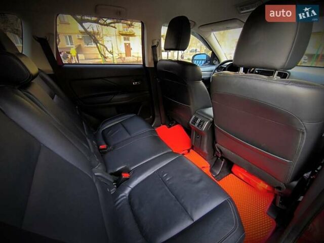 Красный Мицубиси Аутлендер, объемом двигателя 2.4 л и пробегом 125 тыс. км за 17400 $, фото 1 на Automoto.ua