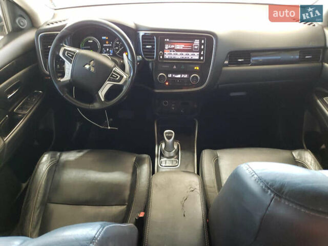 Красный Мицубиси Аутлендер, объемом двигателя 2 л и пробегом 226 тыс. км за 12500 $, фото 7 на Automoto.ua