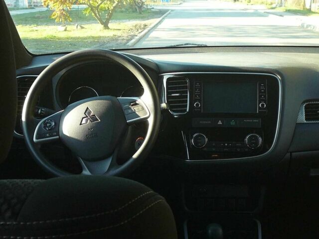 Красный Мицубиси Аутлендер, объемом двигателя 2.4 л и пробегом 117 тыс. км за 10500 $, фото 5 на Automoto.ua