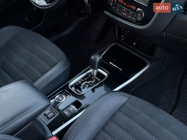 Красный Мицубиси Аутлендер, объемом двигателя 2 л и пробегом 85 тыс. км за 18900 $, фото 26 на Automoto.ua