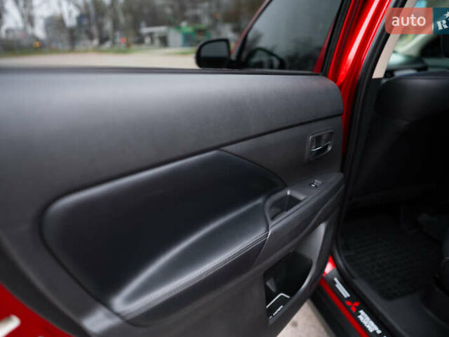 Красный Мицубиси Аутлендер, объемом двигателя 2.36 л и пробегом 145 тыс. км за 17000 $, фото 7 на Automoto.ua