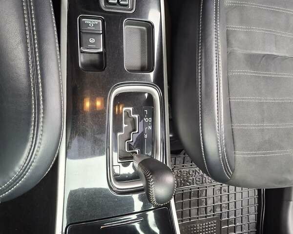 Красный Мицубиси Аутлендер, объемом двигателя 2.36 л и пробегом 110 тыс. км за 19000 $, фото 18 на Automoto.ua