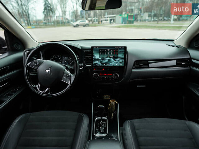 Красный Мицубиси Аутлендер, объемом двигателя 2.36 л и пробегом 145 тыс. км за 17000 $, фото 1 на Automoto.ua