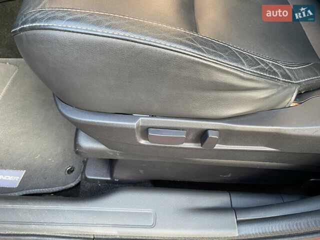 Красный Мицубиси Аутлендер, объемом двигателя 3 л и пробегом 106 тыс. км за 20700 $, фото 40 на Automoto.ua