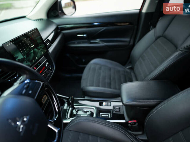 Красный Мицубиси Аутлендер, объемом двигателя 2.36 л и пробегом 145 тыс. км за 17000 $, фото 5 на Automoto.ua