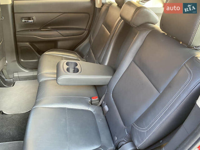 Красный Мицубиси Аутлендер, объемом двигателя 3 л и пробегом 106 тыс. км за 20700 $, фото 35 на Automoto.ua