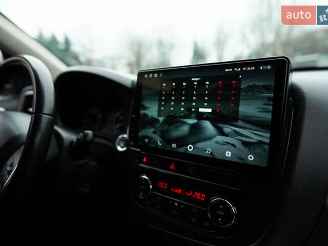 Красный Мицубиси Аутлендер, объемом двигателя 2.36 л и пробегом 145 тыс. км за 17000 $, фото 4 на Automoto.ua