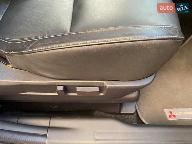 Красный Мицубиси Аутлендер, объемом двигателя 3 л и пробегом 106 тыс. км за 20700 $, фото 55 на Automoto.ua