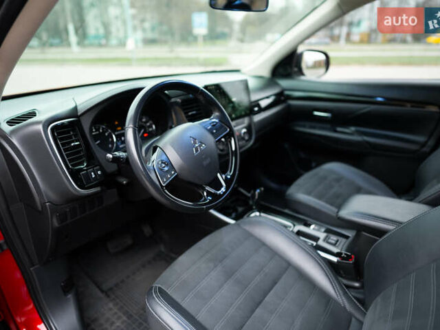 Красный Мицубиси Аутлендер, объемом двигателя 2.36 л и пробегом 145 тыс. км за 17000 $, фото 2 на Automoto.ua