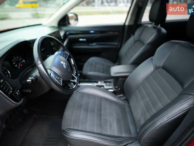 Красный Мицубиси Аутлендер, объемом двигателя 2.36 л и пробегом 145 тыс. км за 17000 $, фото 3 на Automoto.ua