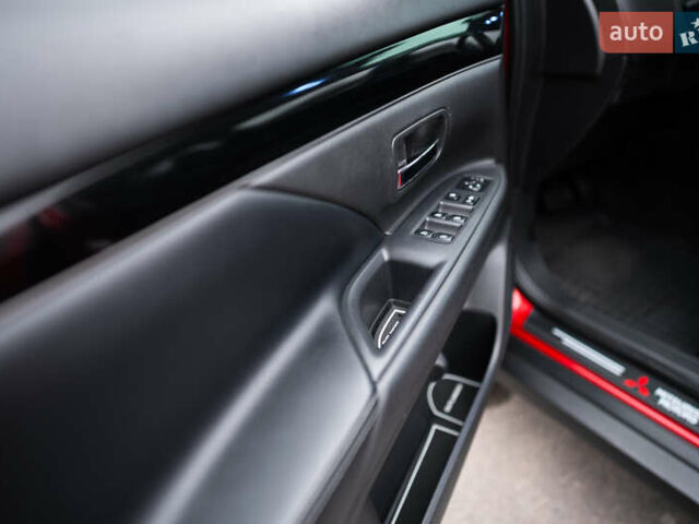 Красный Мицубиси Аутлендер, объемом двигателя 2.36 л и пробегом 145 тыс. км за 17000 $, фото 8 на Automoto.ua