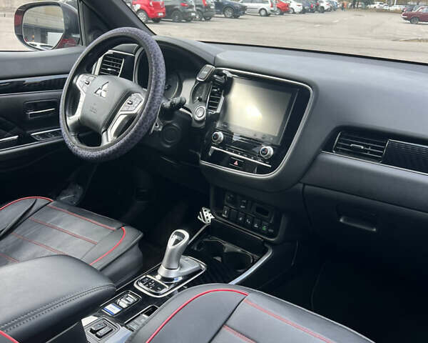 Красный Мицубиси Аутлендер, объемом двигателя 2.36 л и пробегом 94 тыс. км за 26000 $, фото 8 на Automoto.ua