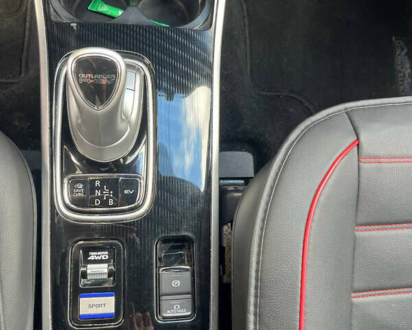 Красный Мицубиси Аутлендер, объемом двигателя 2.36 л и пробегом 94 тыс. км за 26000 $, фото 12 на Automoto.ua