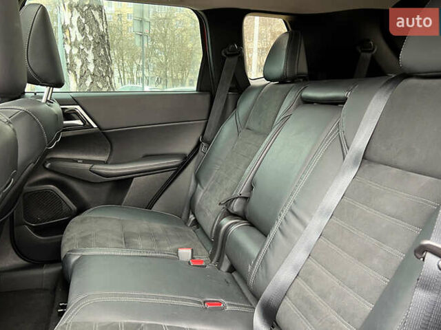 Красный Мицубиси Аутлендер, объемом двигателя 2.49 л и пробегом 121 тыс. км за 27300 $, фото 21 на Automoto.ua