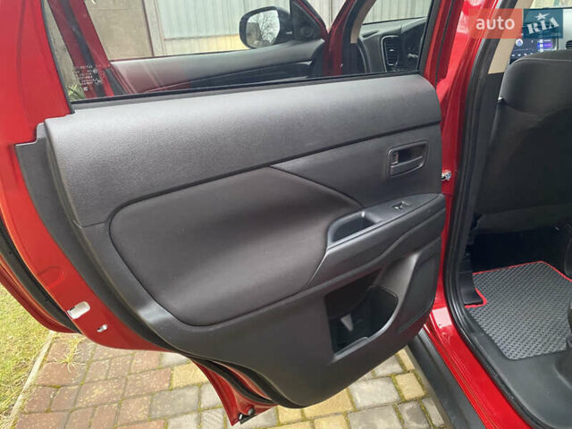 Красный Мицубиси Аутлендер, объемом двигателя 2 л и пробегом 40 тыс. км за 23500 $, фото 24 на Automoto.ua