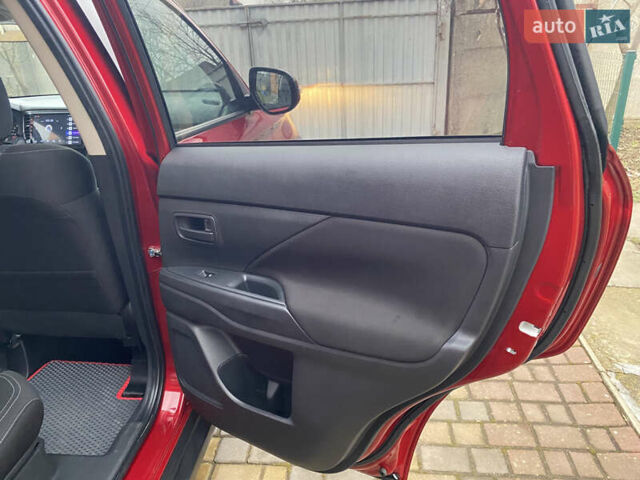 Красный Мицубиси Аутлендер, объемом двигателя 2 л и пробегом 40 тыс. км за 23500 $, фото 26 на Automoto.ua