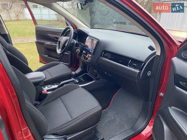 Красный Мицубиси Аутлендер, объемом двигателя 2 л и пробегом 40 тыс. км за 23500 $, фото 29 на Automoto.ua