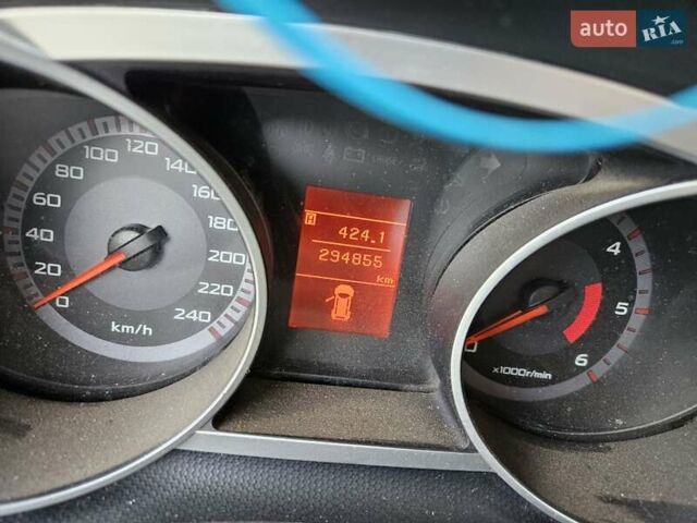 Желтый Мицубиси Аутлендер, объемом двигателя 1.97 л и пробегом 293 тыс. км за 7500 $, фото 1 на Automoto.ua