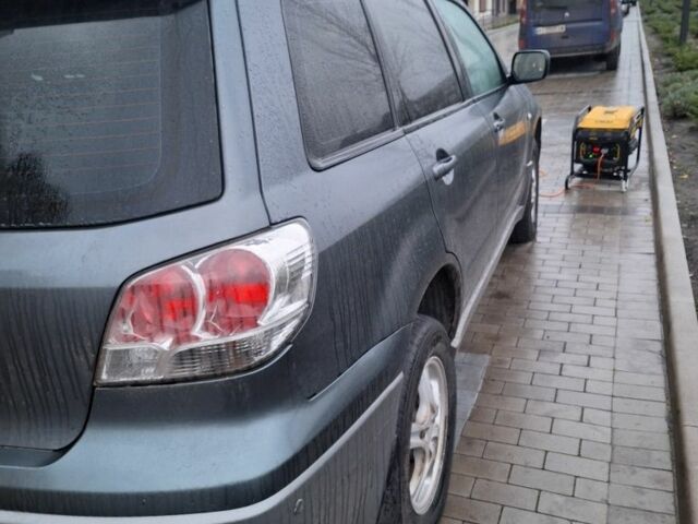 Серый Мицубиси Аутлендер, объемом двигателя 2.4 л и пробегом 286 тыс. км за 4800 $, фото 1 на Automoto.ua