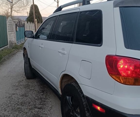 Сірий Міцубісі Аутлендер, об'ємом двигуна 2.4 л та пробігом 367 тис. км за 4900 $, фото 1 на Automoto.ua