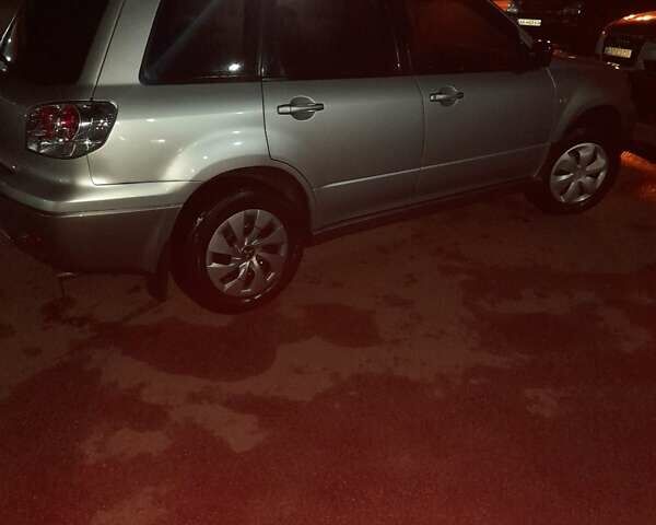 Серый Мицубиси Аутлендер, объемом двигателя 2 л и пробегом 307 тыс. км за 6800 $, фото 3 на Automoto.ua