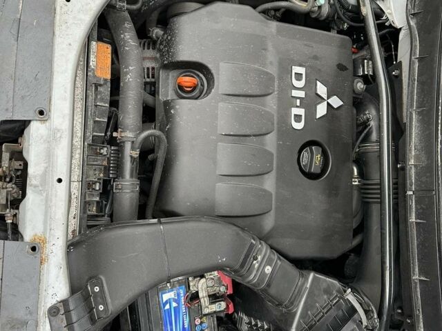 Серый Мицубиси Аутлендер, объемом двигателя 2 л и пробегом 250 тыс. км за 4700 $, фото 6 на Automoto.ua