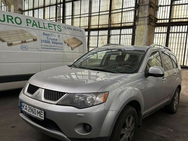 Серый Мицубиси Аутлендер, объемом двигателя 2 л и пробегом 250 тыс. км за 4700 $, фото 2 на Automoto.ua