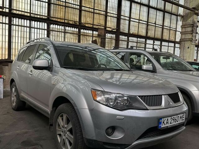 Серый Мицубиси Аутлендер, объемом двигателя 2 л и пробегом 250 тыс. км за 4700 $, фото 1 на Automoto.ua