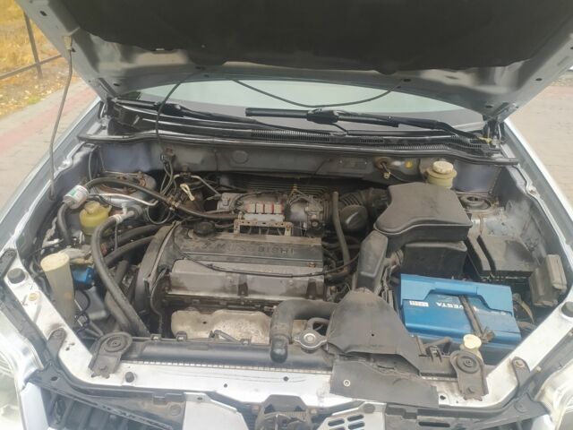 Серый Мицубиси Аутлендер, объемом двигателя 2 л и пробегом 328 тыс. км за 7500 $, фото 2 на Automoto.ua