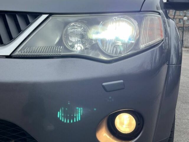 Серый Мицубиси Аутлендер, объемом двигателя 2 л и пробегом 275 тыс. км за 8500 $, фото 20 на Automoto.ua