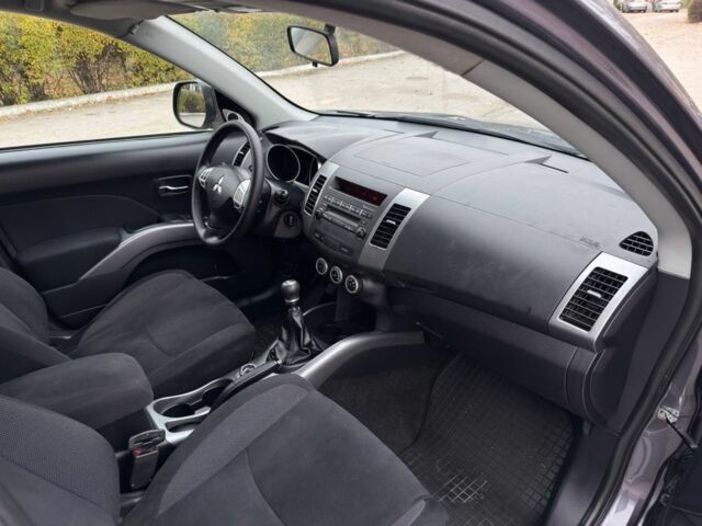 Серый Мицубиси Аутлендер, объемом двигателя 2 л и пробегом 275 тыс. км за 8500 $, фото 8 на Automoto.ua