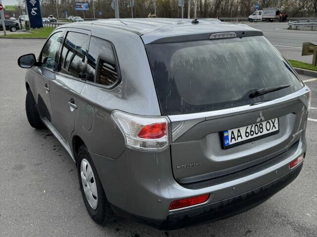 Серый Мицубиси Аутлендер, объемом двигателя 2 л и пробегом 177 тыс. км за 10399 $, фото 6 на Automoto.ua