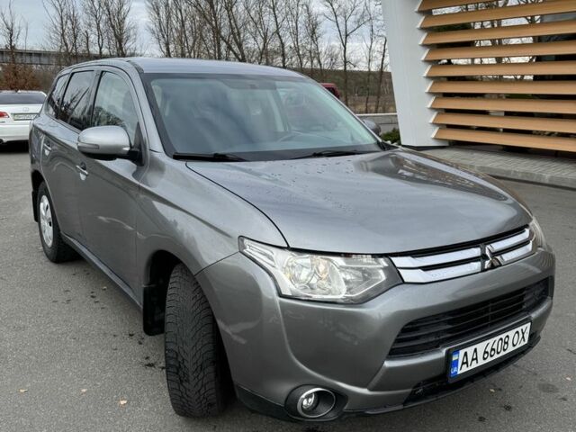 Серый Мицубиси Аутлендер, объемом двигателя 2 л и пробегом 177 тыс. км за 10399 $, фото 2 на Automoto.ua