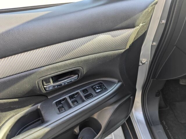 Серый Мицубиси Аутлендер, объемом двигателя 2.4 л и пробегом 142 тыс. км за 15999 $, фото 7 на Automoto.ua