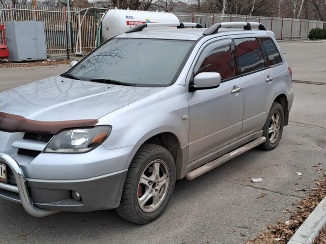 Серый Мицубиси Аутлендер, объемом двигателя 2 л и пробегом 240 тыс. км за 3900 $, фото 1 на Automoto.ua