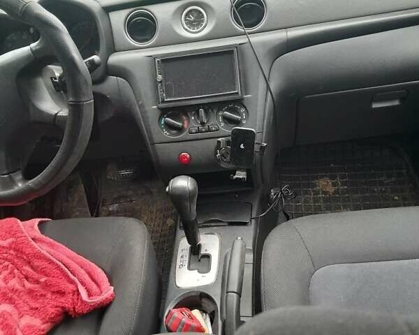 Серый Мицубиси Аутлендер, объемом двигателя 2.4 л и пробегом 250 тыс. км за 5600 $, фото 1 на Automoto.ua