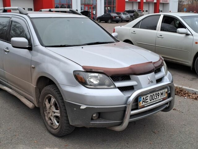 Серый Мицубиси Аутлендер, объемом двигателя 2 л и пробегом 240 тыс. км за 3900 $, фото 2 на Automoto.ua
